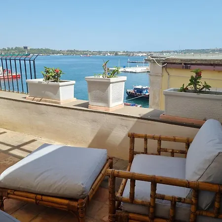 Sul Molo Tra Siracusa E Catania Augusta