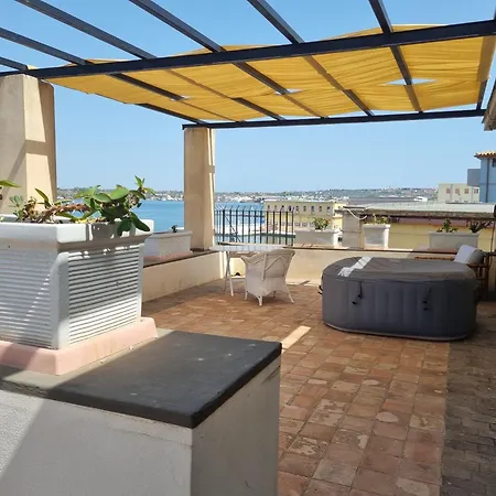 Sul Molo Tra Siracusa E Catania