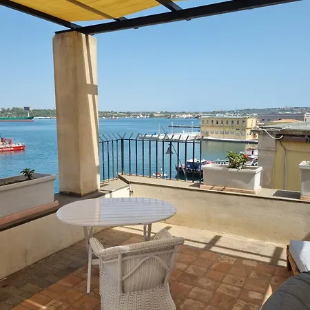 Sul Molo Tra Siracusa E Catania * Augusta